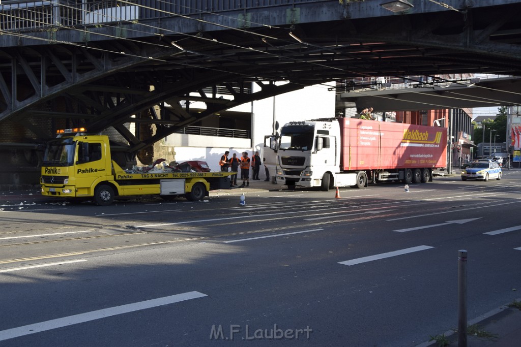 LKW blieb unter Bruecke haengen Koeln Deutz Opladenerstr Deutz Muelheimerstr P165.JPG - Miklos Laubert